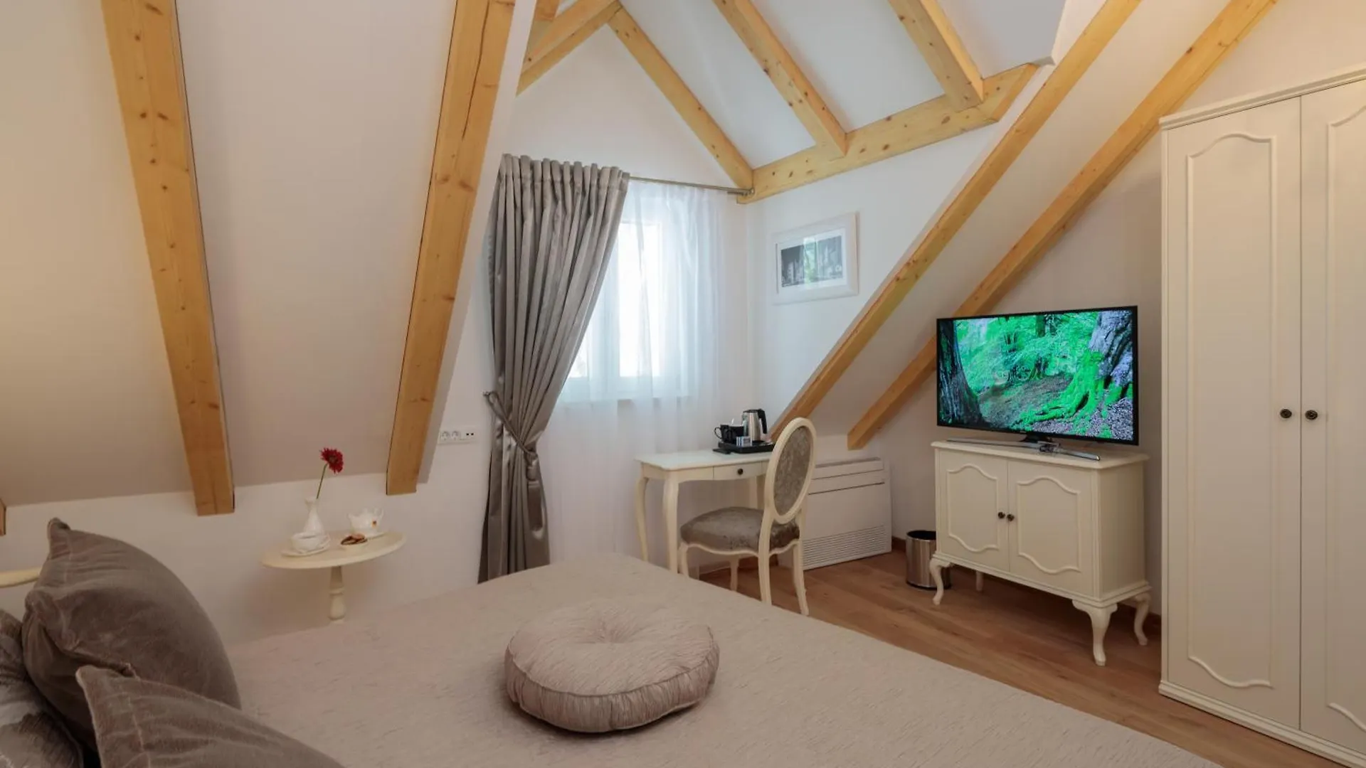 Opera Heritage Rooms Split Bed & Breakfast