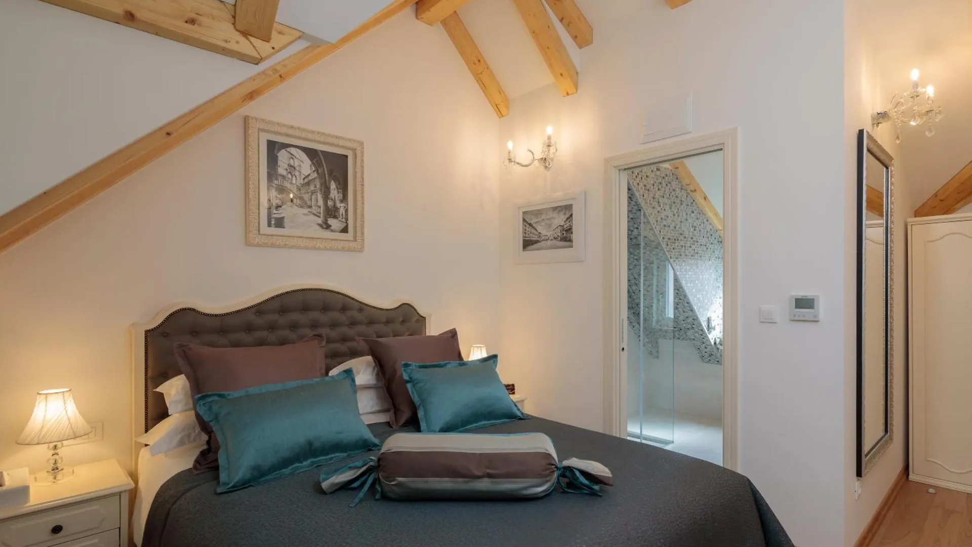 Opera Heritage Rooms Split Bed & Breakfast