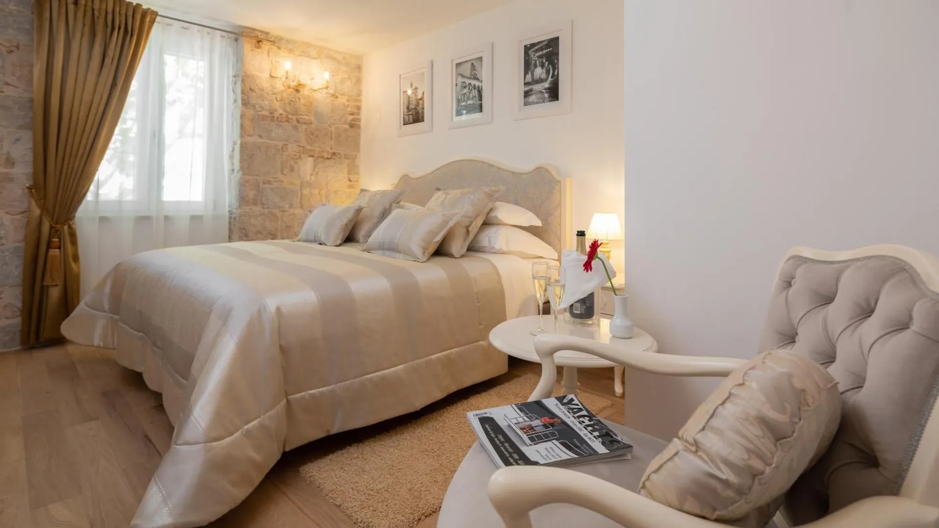 Opera Heritage Rooms Split Bed & Breakfast