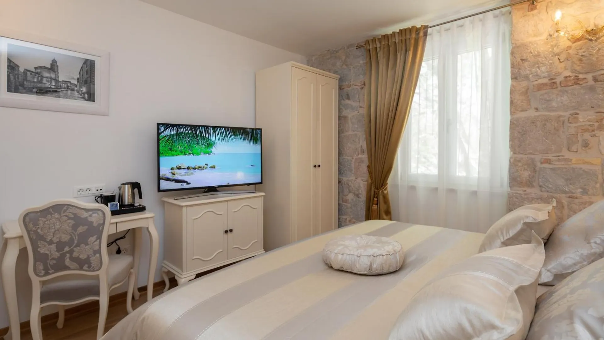 Opera Heritage Rooms Split Bed & Breakfast