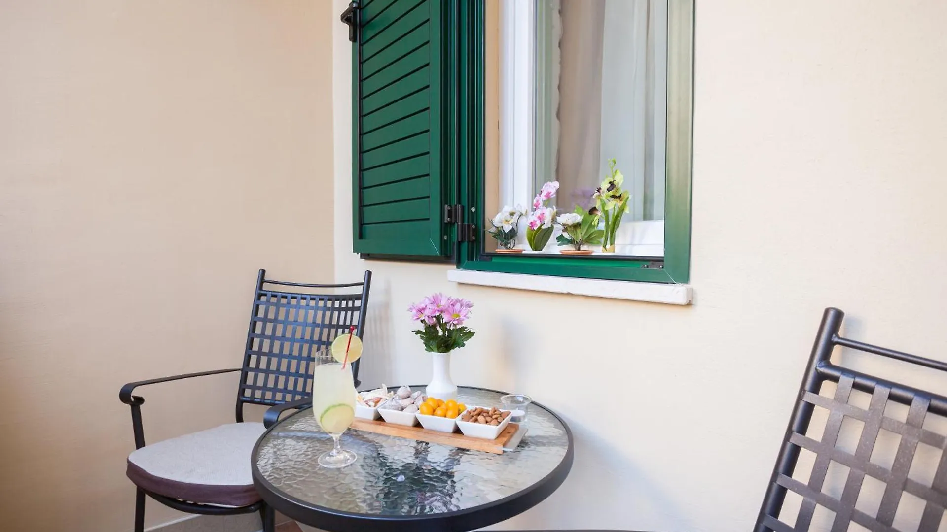 Opera Heritage Rooms Split Bed & Breakfast