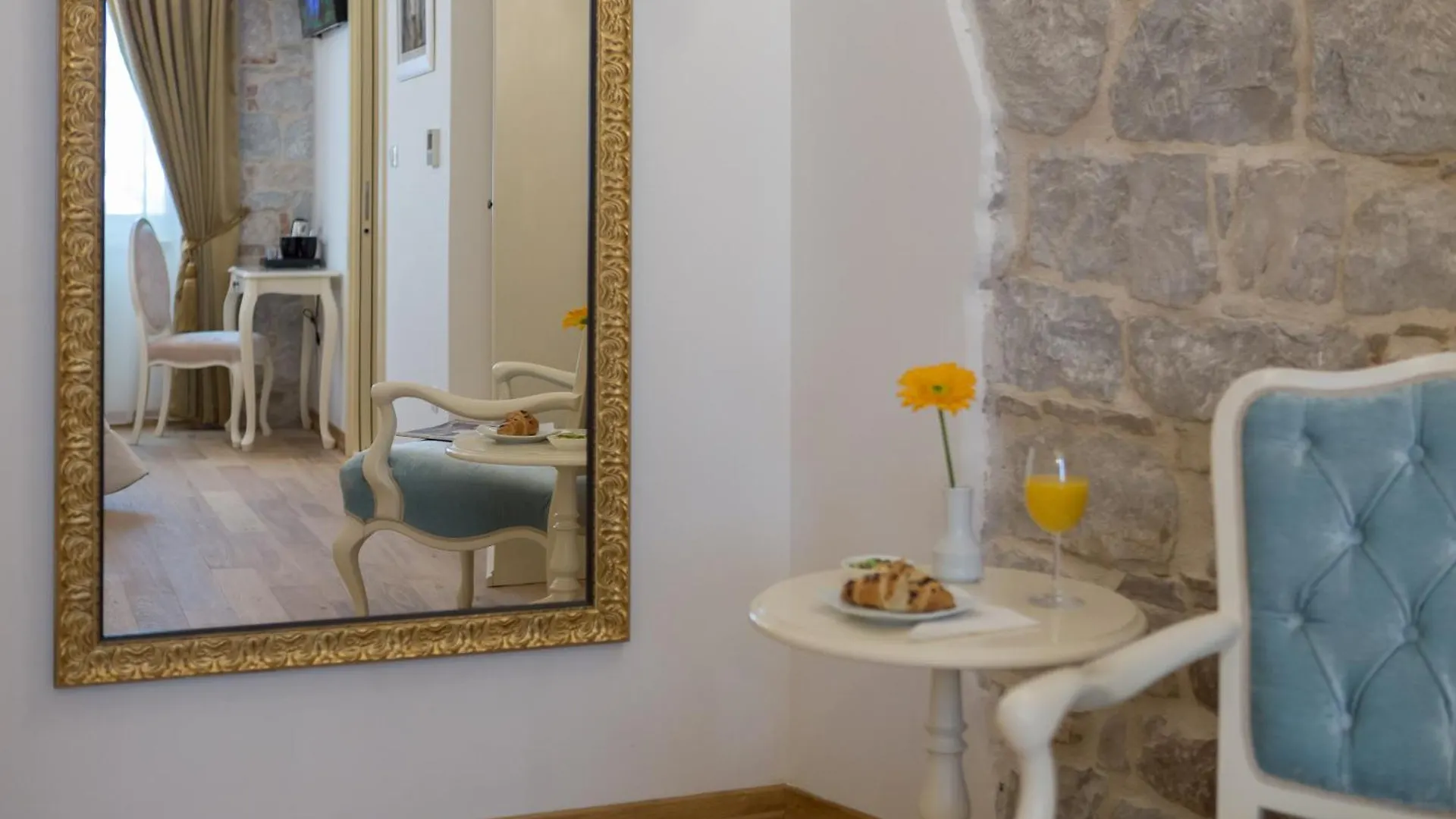 Opera Heritage Rooms Split Bed & Breakfast