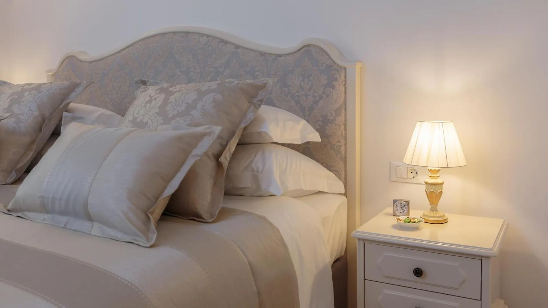 Opera Heritage Rooms Split Bed & Breakfast