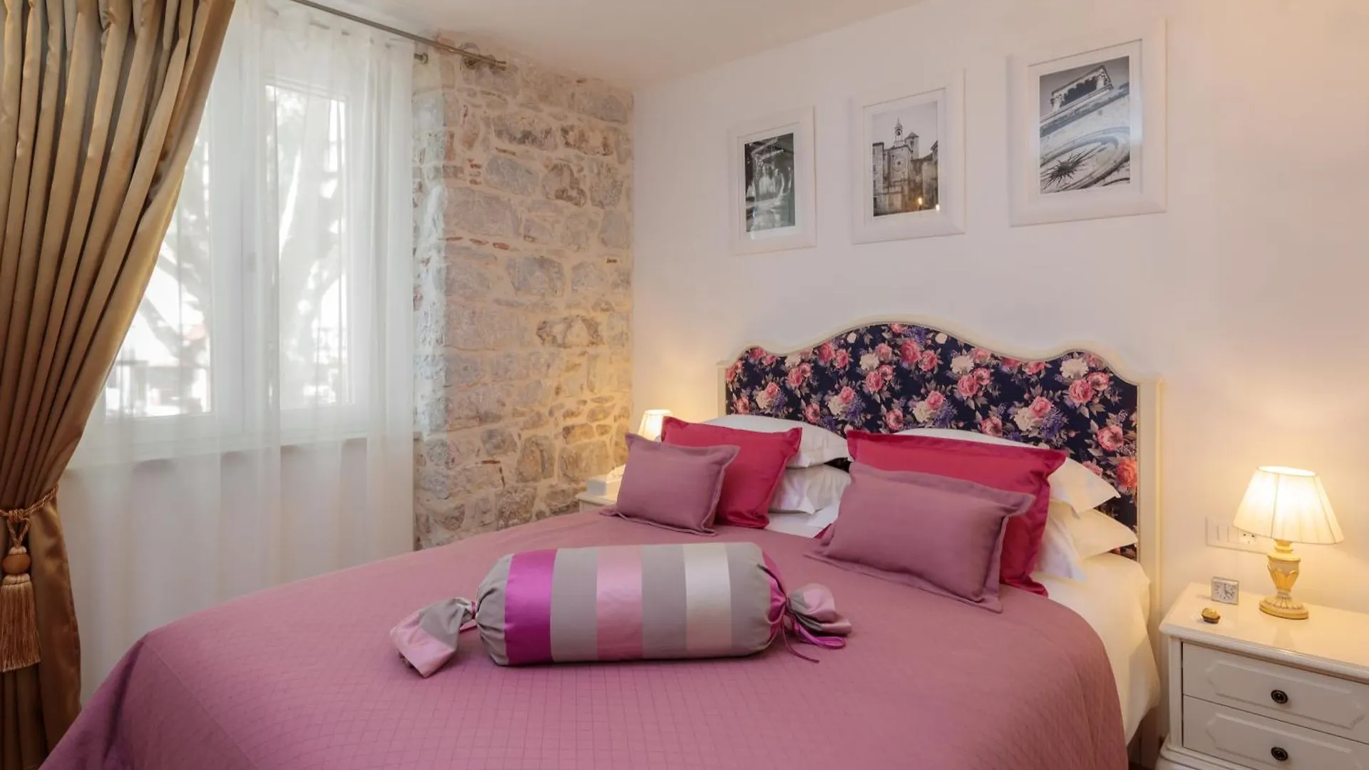 Opera Heritage Rooms Split Bed & Breakfast