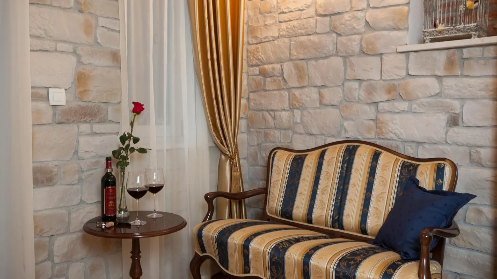 Opera Heritage Rooms Split Bed & Breakfast