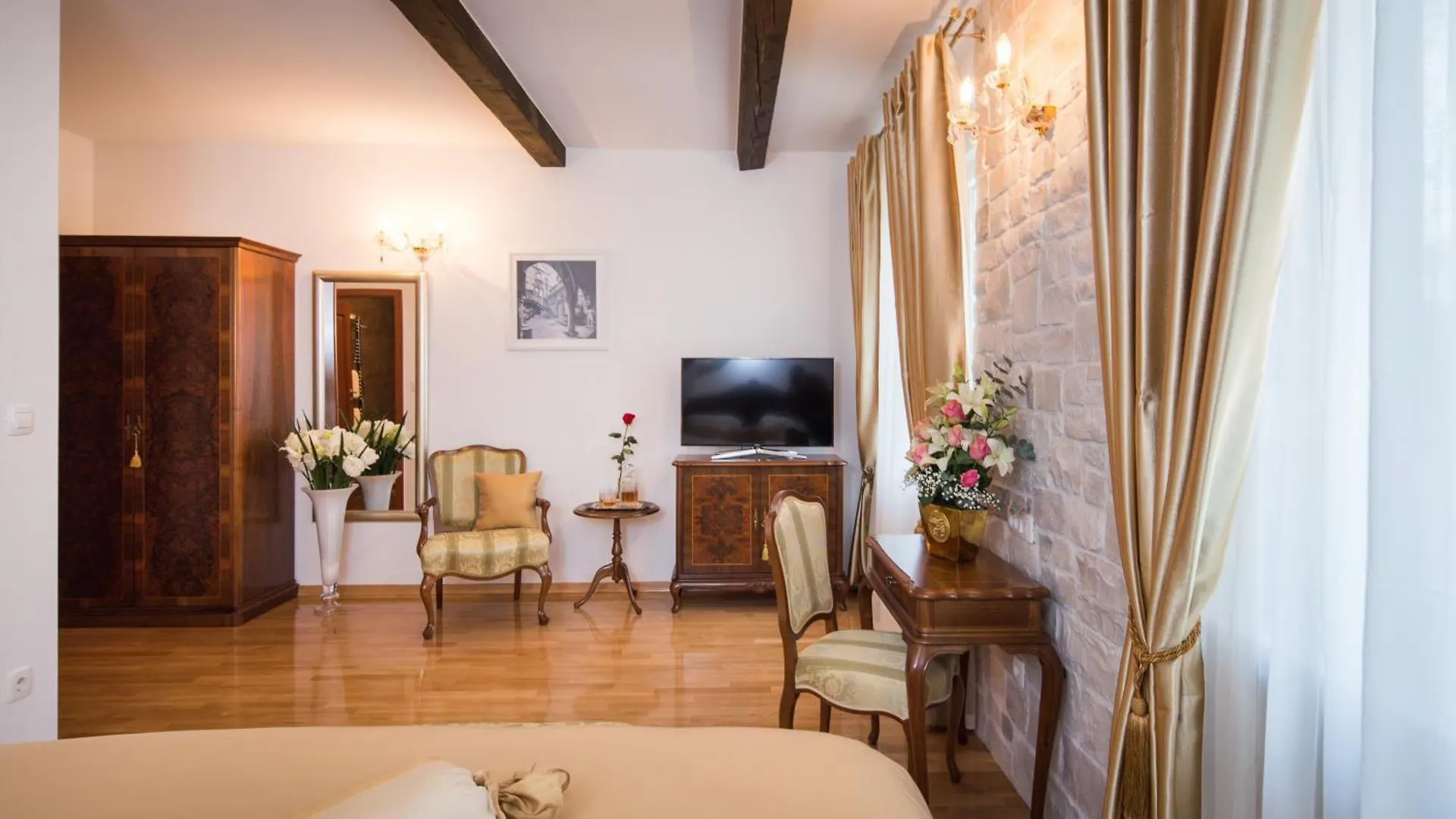 Opera Heritage Rooms Split Bed & Breakfast