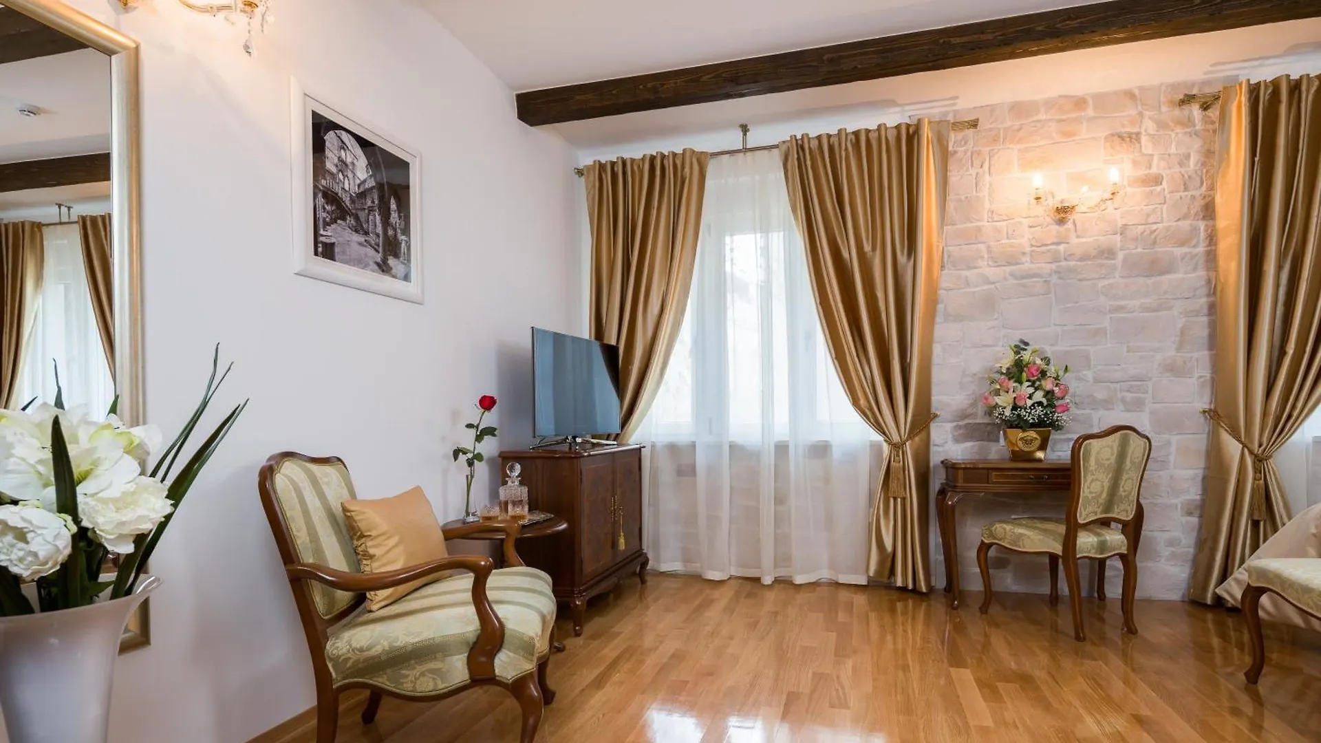 Opera Heritage Rooms Split Bed & Breakfast